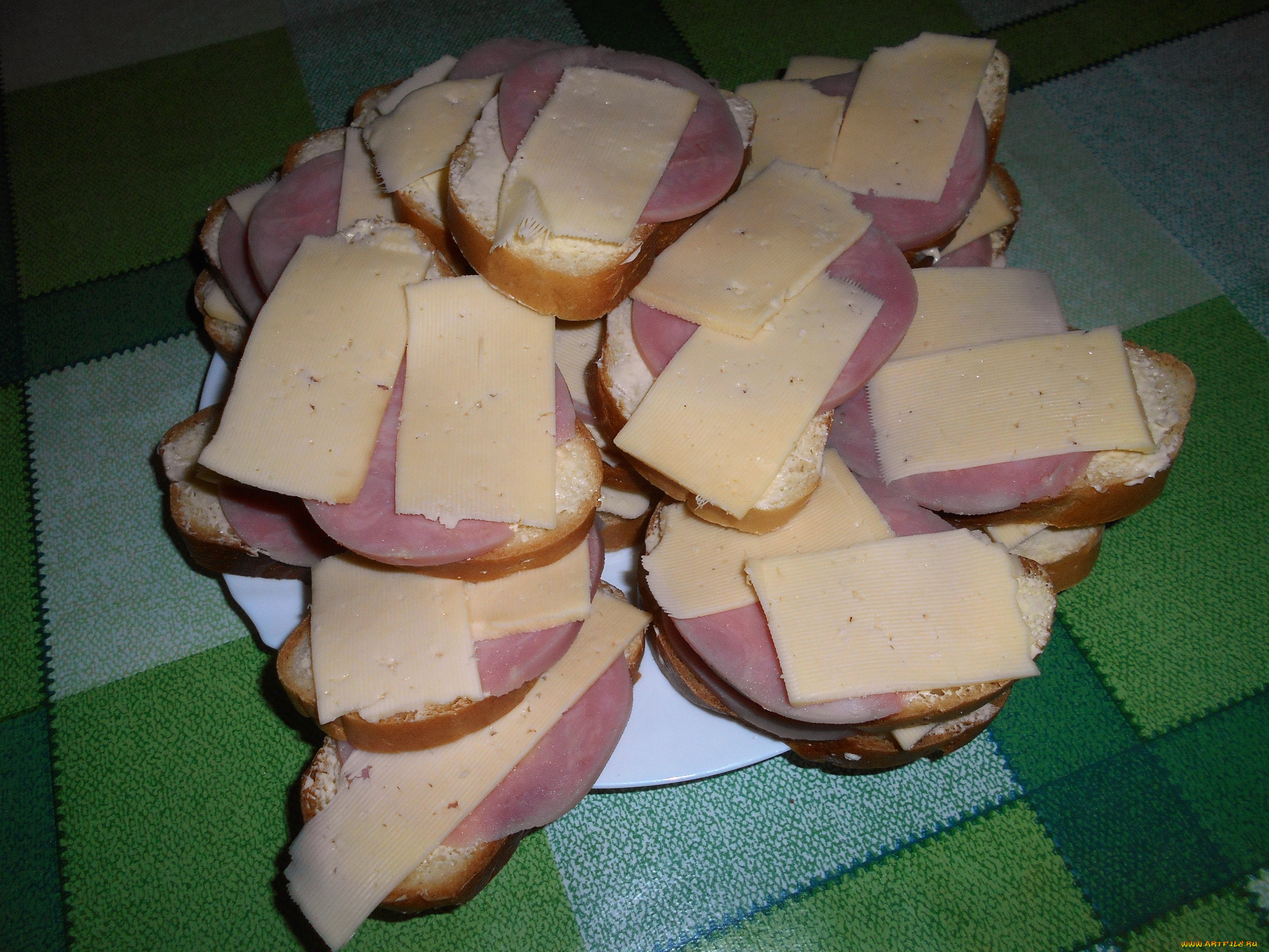 Бутерброд колбаски и сыр
